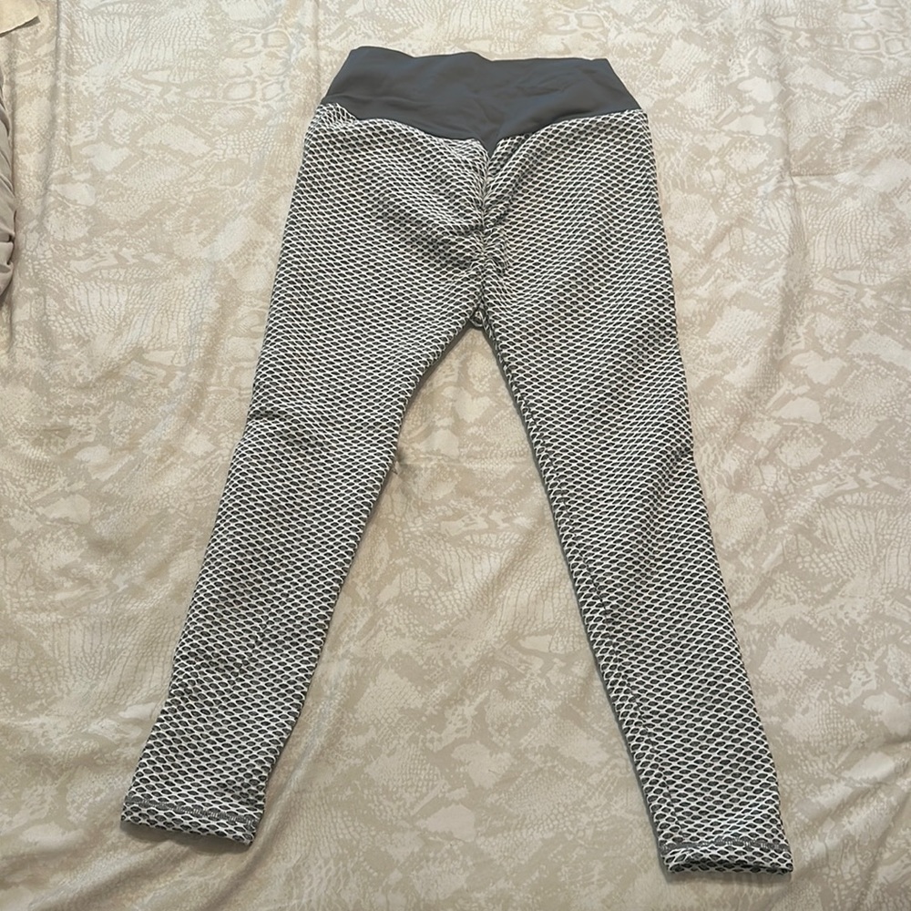 NWOT- Viral Butt Lifting Leggings